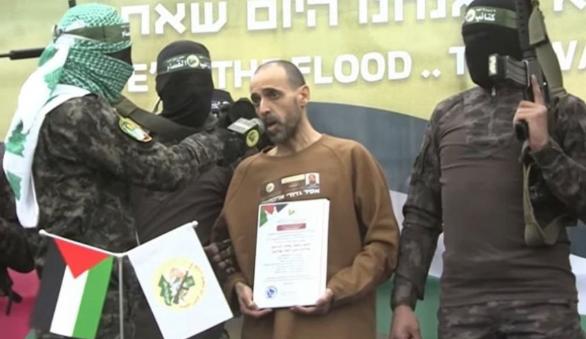 شاهد: هذه رسالة مؤثرة لأسير اسرائيلي من منصة التسليم