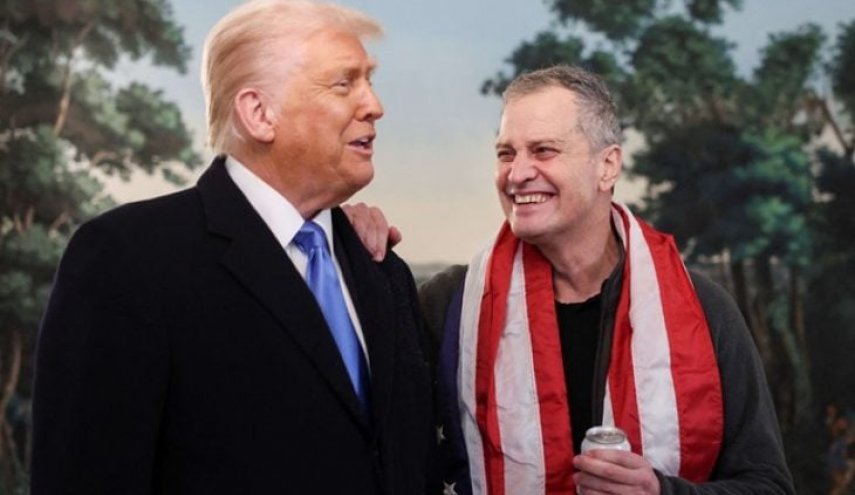 ترامب يستقبل أمريكياً بعد إطلاق سراحه من روسيا