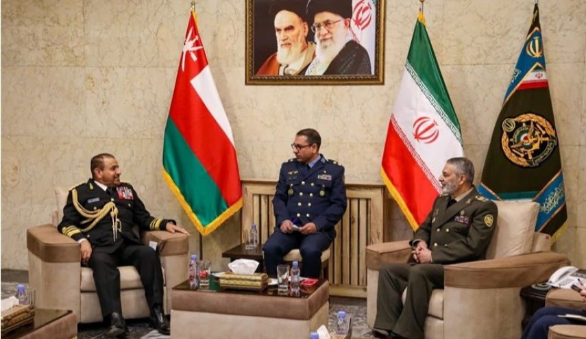 وزير الدفاع الإيراني يستقبل رئيس أركان القوات العمانية