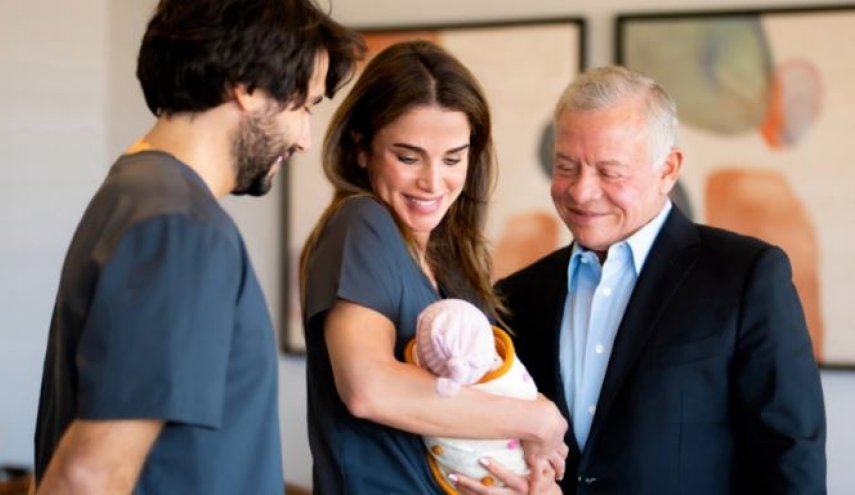 بالصور.. ملك الاردن يستقبل حفيدته الثانية امينة
