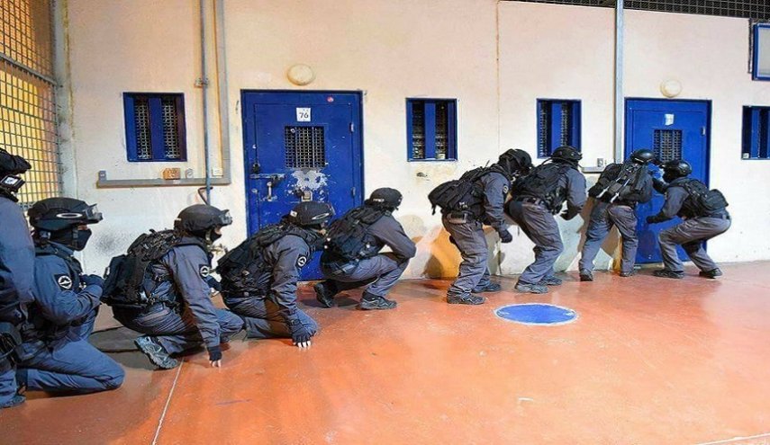 حماس: إقتحام الاحتلال زنازين الأسرى بسجن عوفر سلوك إجرامي

 