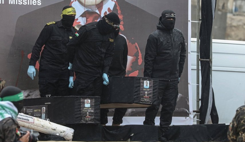 شاهد..رسائل جديدة للمقاومة على مسرح تسليم 6 أسرى للاحتلال