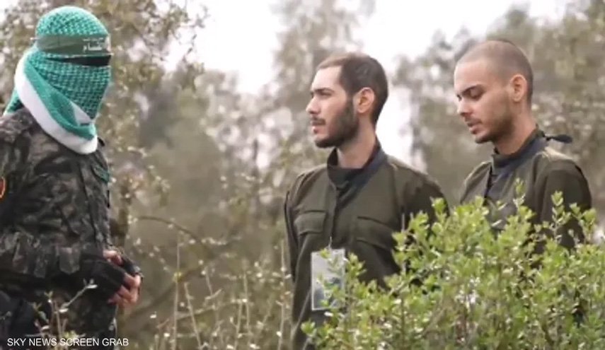 أسير إسرائيلي يتحدث عن نجاته بأعجوبة من قصف نفق كان فيه 