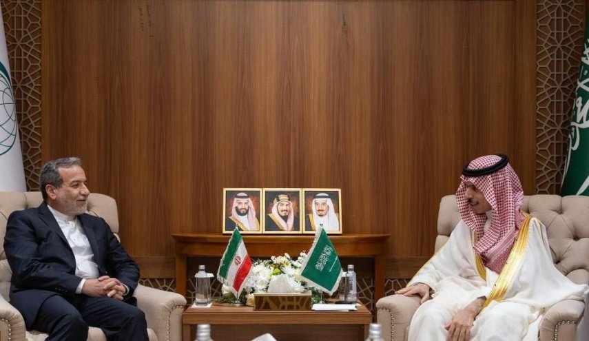 عراقجي وبن فرحان يؤكدان على تطوير العلاقات الإيرانية السعودية
