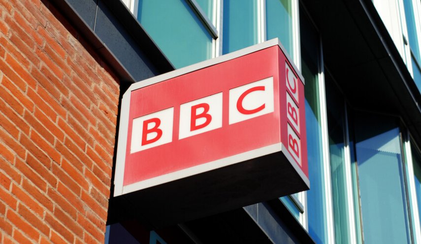 بسبب غزة..صحفية تنفصل من هيئة إذاعة بي بي سي البريطانية!