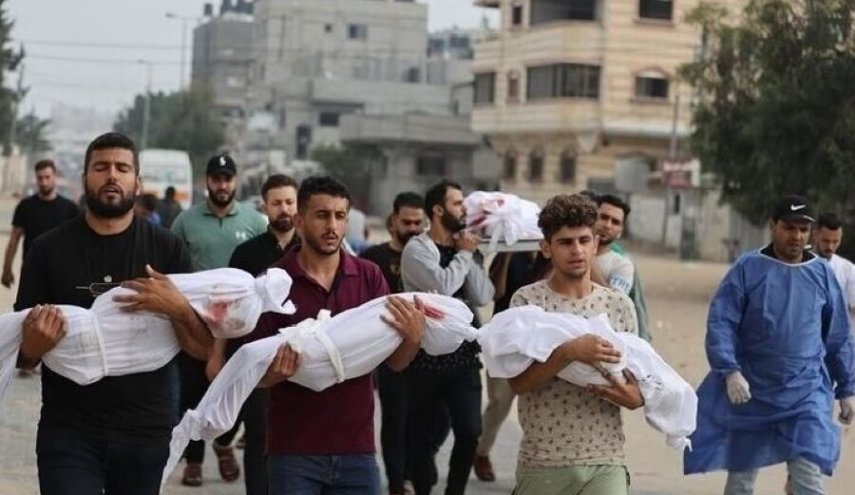 سكان غزة ينقلون جثامين شهدائهم من ساحة مستشفى الشفاء
