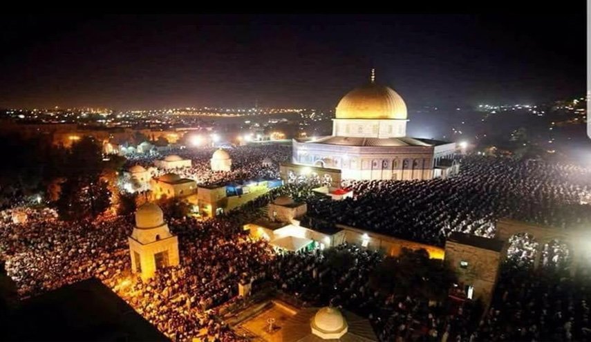 100 ألف فلسطيني يصلون العشاء في المسجد الأقصى