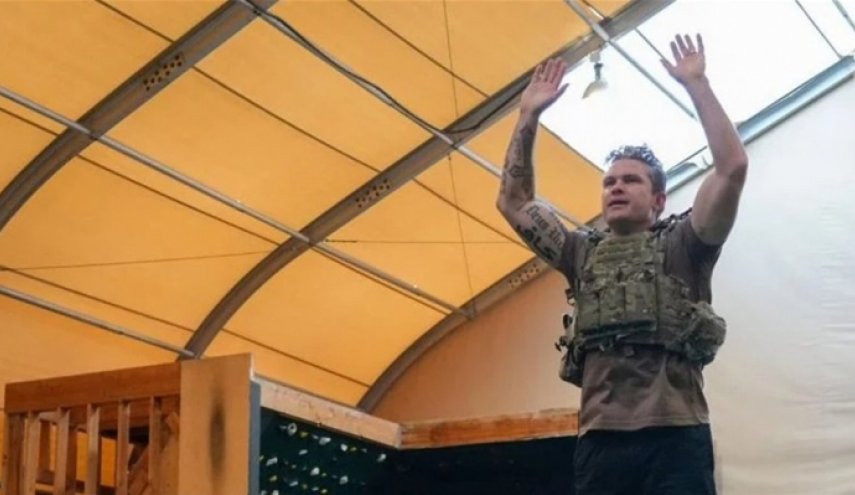 صور..وزير الدفاع الامريكي يثير ضجة بوشم كلمة عربية على ذراعه