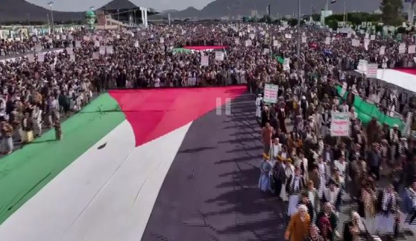 حشود غفيرة تحيي يوم القدس العالمي في صنعاء

