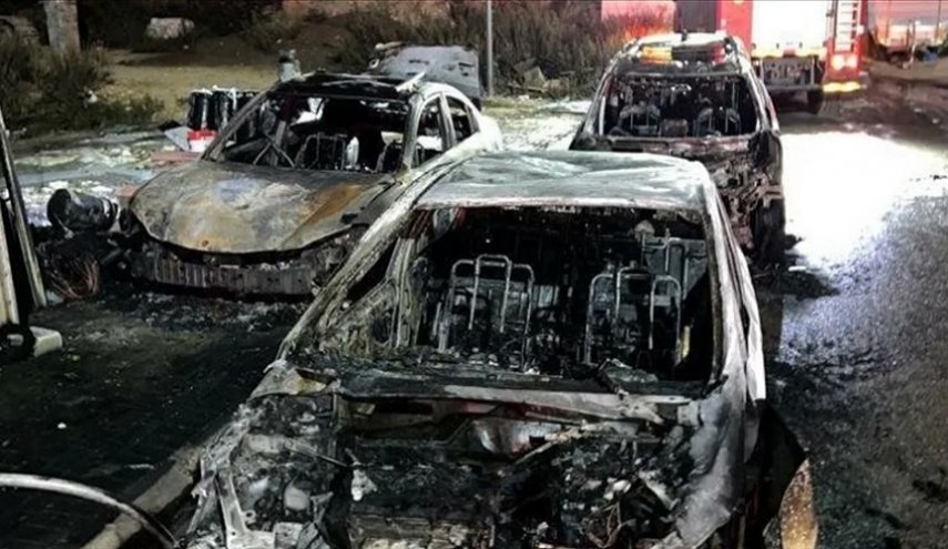 مستوطنون يهاجمون بلدة دوما ويحرقون مركبات ومزارع فلسطينية