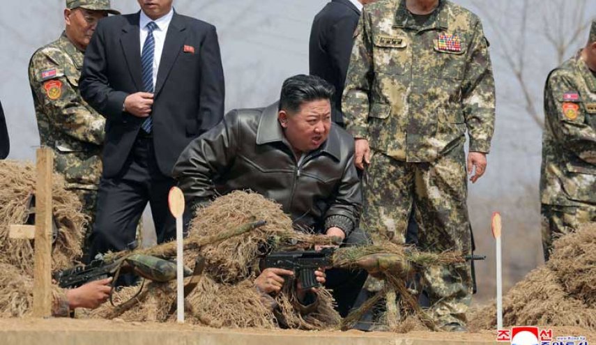 بالصور..زعيم كوريا الشمالية يختبر بندقية قنص بوضعية القرفصاء 