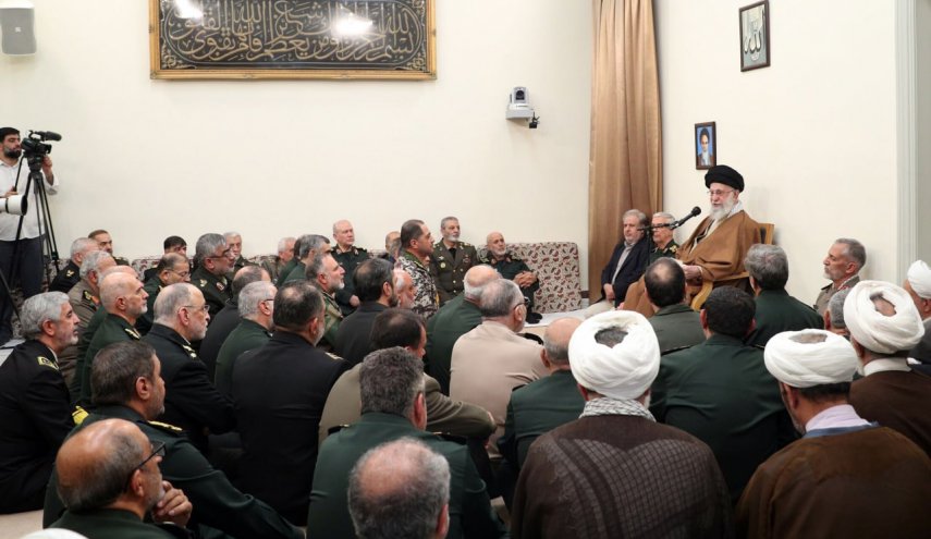 قائد الثورة يستقبل جمعا من قادة القوات المسلحة