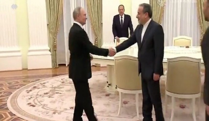 بالفيديو.. الرئيس الروسي يستقبل وزير الخارجية الإيراني في الكرملين