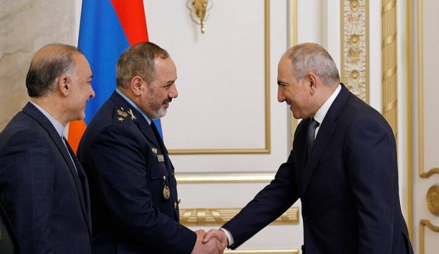 وزير الدفاع الايراني يلتقي رئيس وزراء ارمينيا