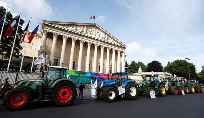 تجمع اعتراضی کشاورزان فرانسوی در مقابل پارلمان این کشور