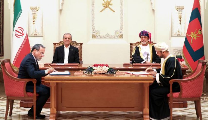 إيران وعُمان توقّعان 18 وثيقة تعاون لتعزيز العلاقات الثنائية