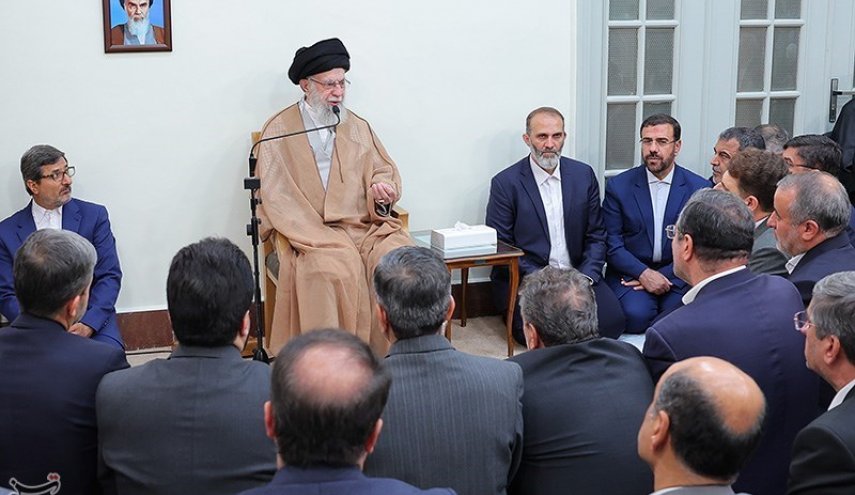 قائد الثورة للمسؤولين:لا تضيعوا فرص الخدمة واستمعوا حتى لأصوات الغضب