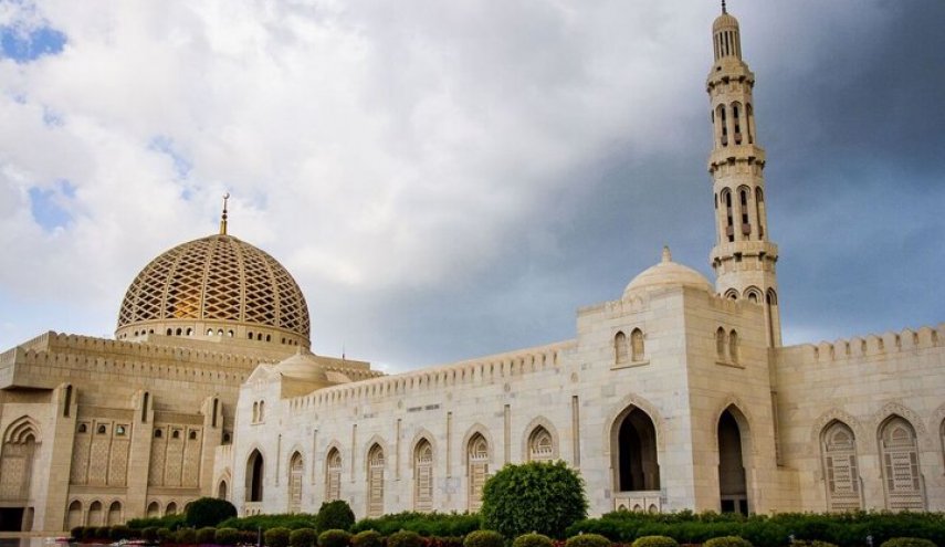 ماذا كتب الرئيس الإيراني في دفتر زوار مسجد السلطان قابوس بمسقط؟