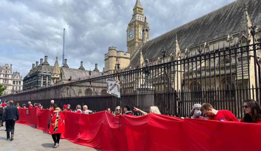 سلسلة بشرية تطوق البرلمان البريطاني لوقف تسليح تل ابيب