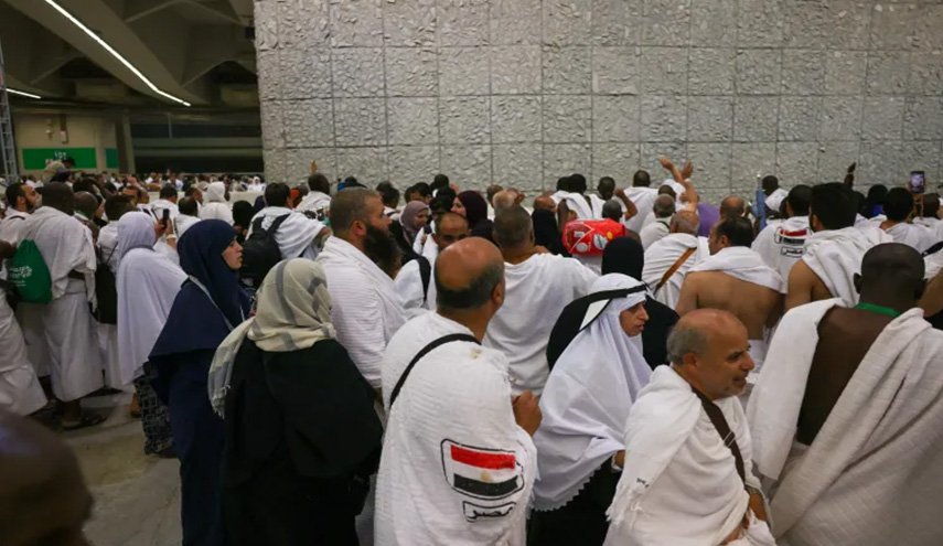 الحجاج يبدأون رمي الجمرات في أول أيام عيد الأضحى