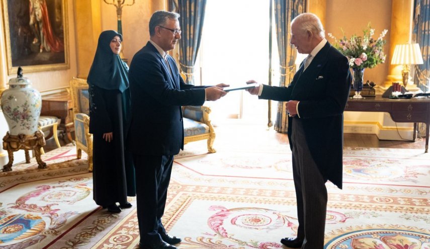 السفير الإيراني في لندن يقدم أوراق اعتماده لملك بريطانيا