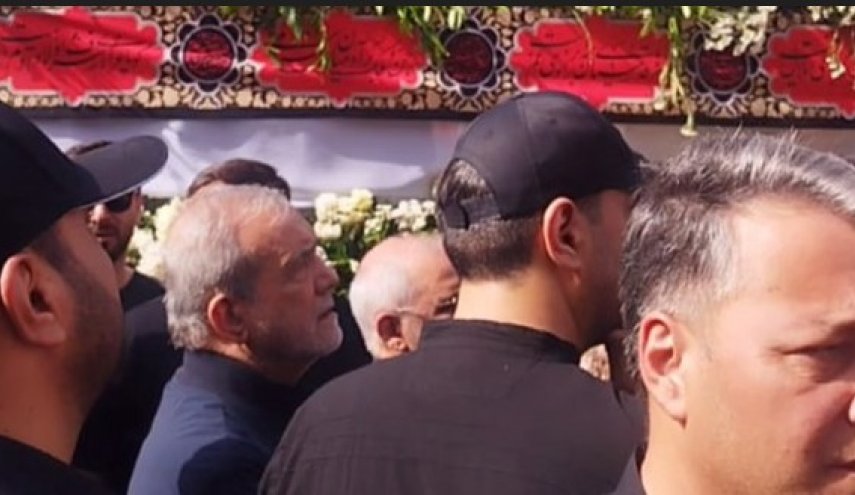 الرئيس الايراني يشارك في مراسم تشييع شهداء الاقتدار