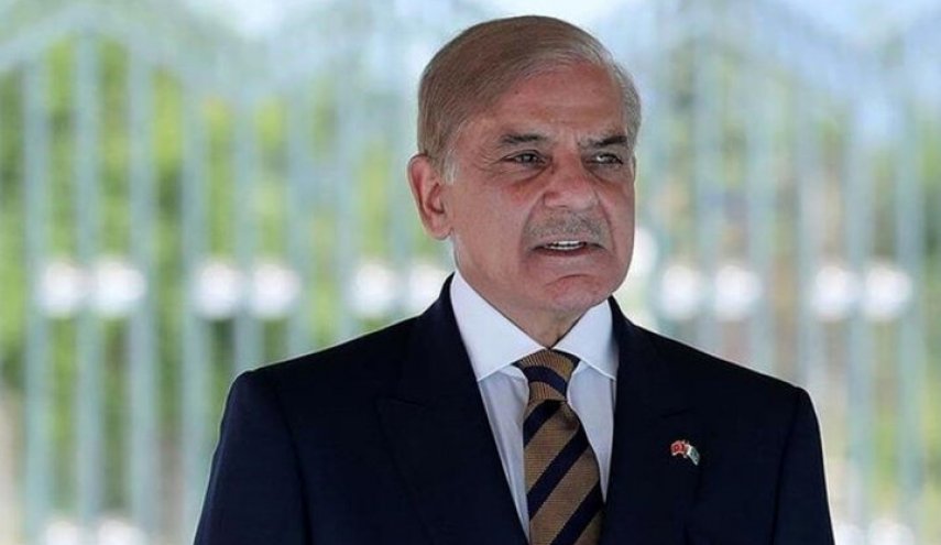 رئيس الوزراء الباكستاني يوقع سجل التعازي لشهداء العدوان الصهيوني على ايران