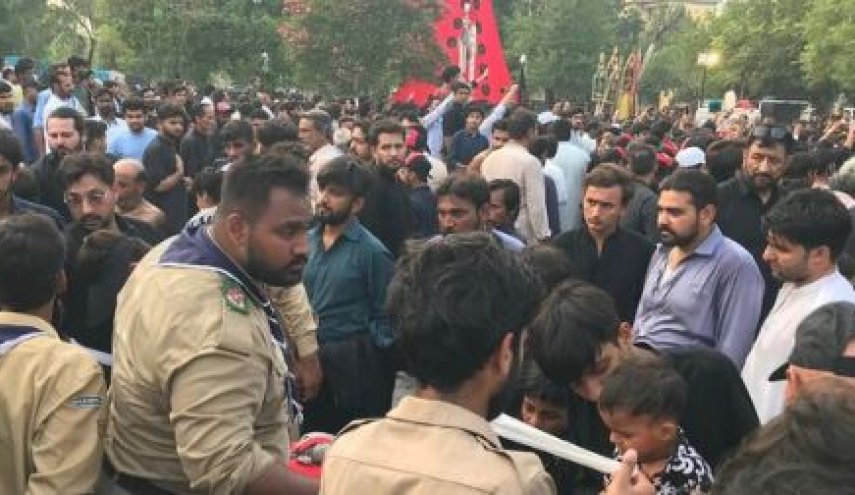 حال و هوای عاشقان «علمدار باوفای کربلا» در پاکستان + عکس