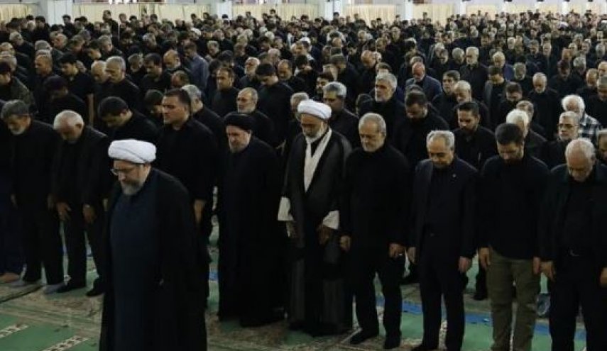 رییس جمهور به یاد نماز ظهر عاشورای امام حسین در جمع عزاداران تبریز ادای فریضه کرد+ فیلم