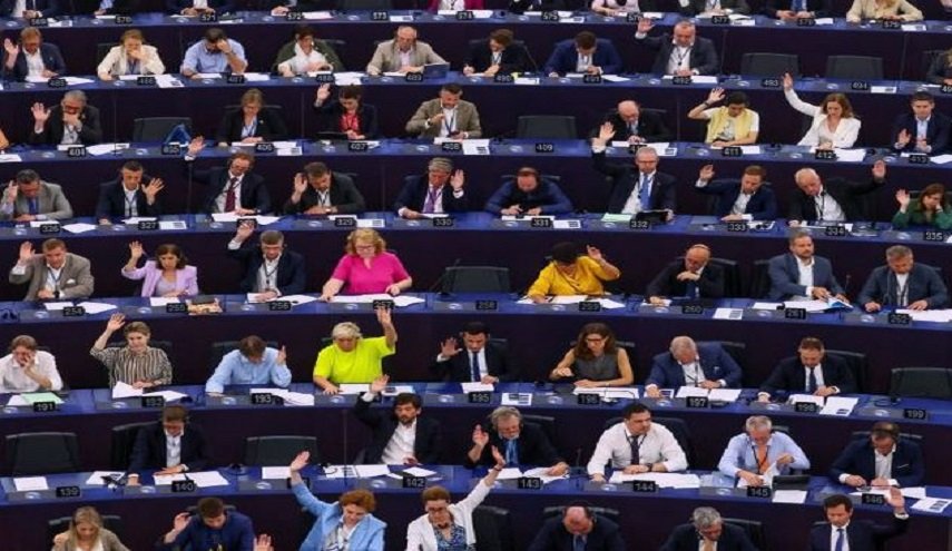 نواب أوروبيون ينددون بـنفاق الاتحاد الاوروبی تجاه الوضع في غزة