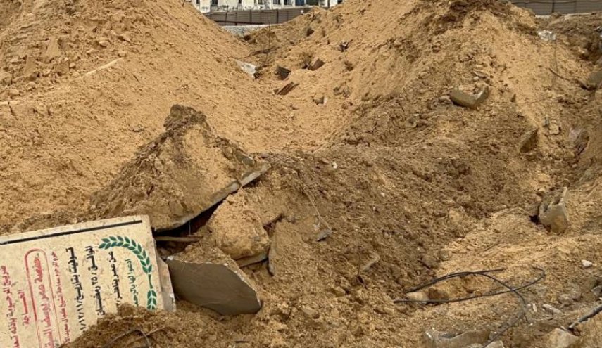 جريمة مروعة.. جيش الاحتلال ينتهك حرمة الموتى في خان يونس
