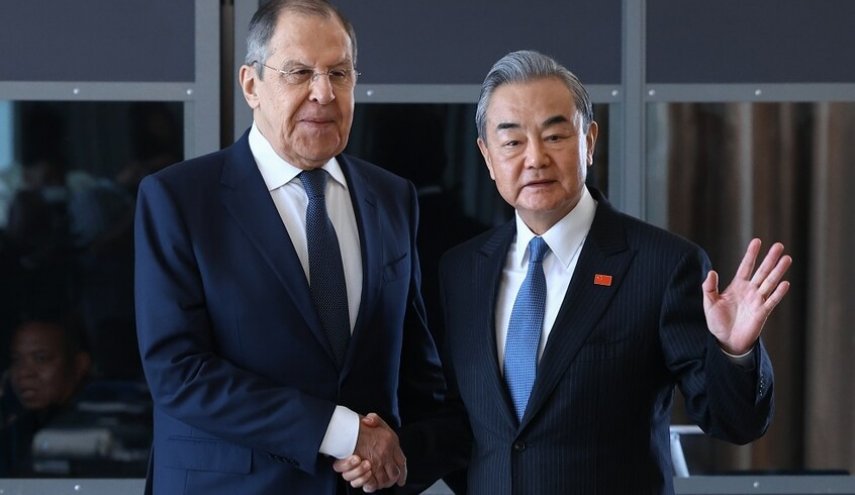 وزيرا خارجية الصين وروسيا يناقشان في بكين الأزمة الأوكرانية 