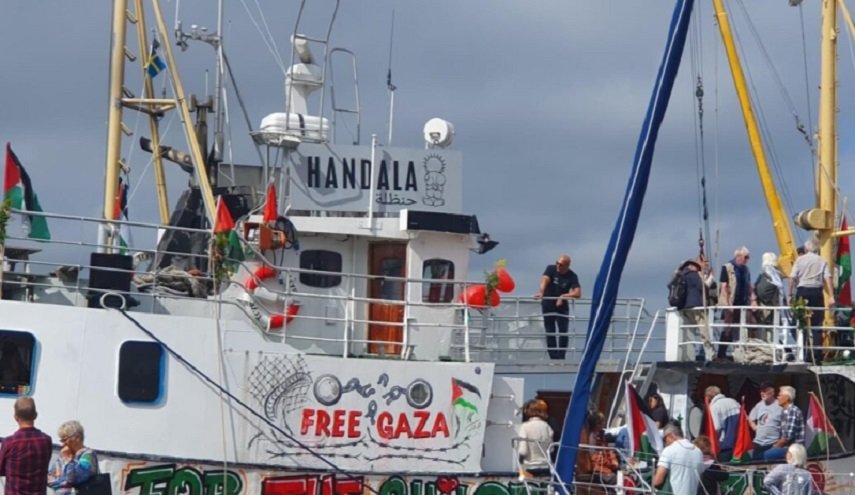 سفينة ’حنظلة’ تواصل مسيرتها لكسر الحصار عن غزة وسط محاولات لعرقلتها