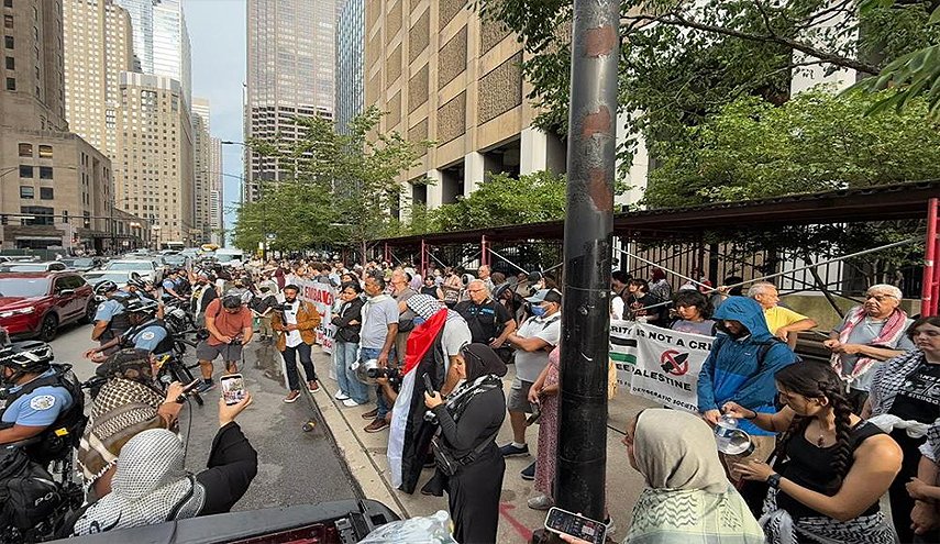 قنصلية الاحتلال في شيكاغو تشهد احتجاجات رافضة لتجويع غزة