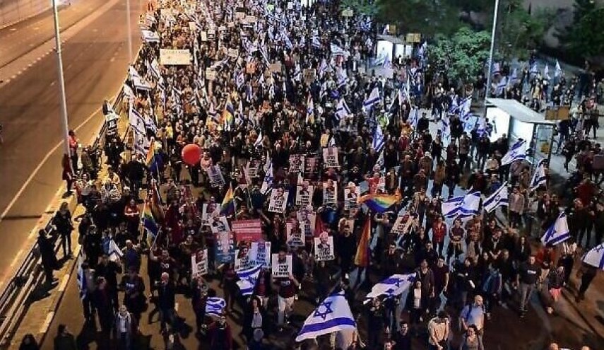 الآلاف يتظاهرون بتل أبيب للمطالبة بإعادة الأسرى
