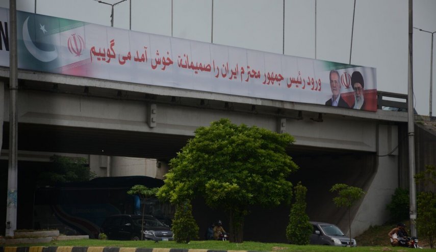 باكستان ترحب بإيران: صور قائد الثورة وبزشكيان تزين شوارعها الرئيسة 