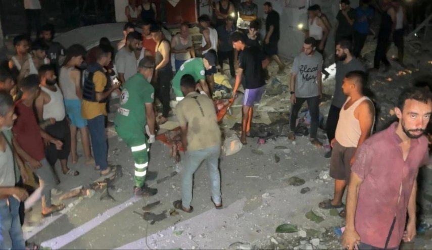 عشرات الشهداء في غارات صهيونية استهدفت خيام النازحين ومنازل في غزة