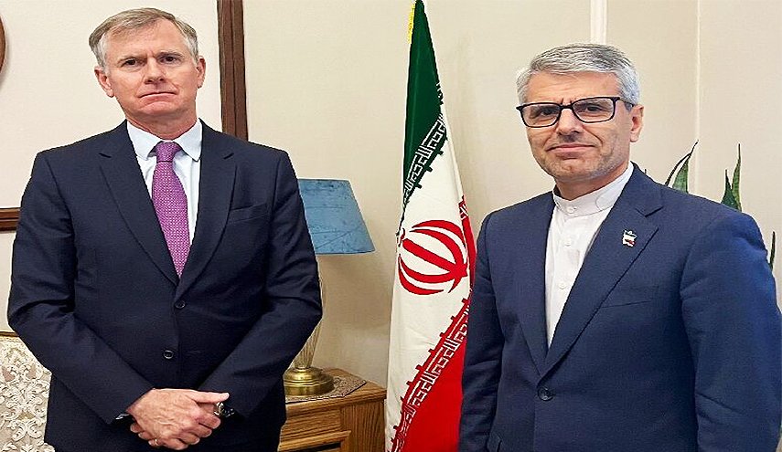 سفير بريطانيا لدى طهران يلتقي المتحدث باسم الخارجية الايرانية