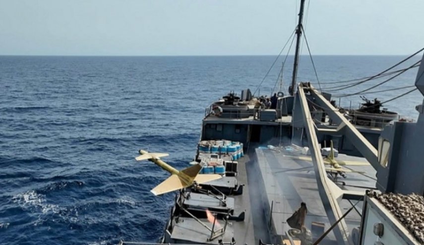 مناورات البحرية الايرانية.. تدمير هدف بالطائرة المسيرة 