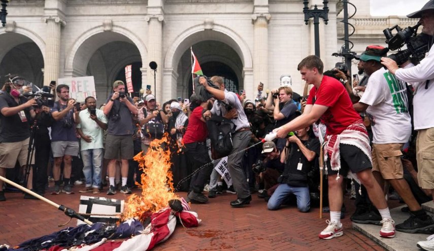 ترامپ: یک سال زندان برای آتش‌زدن پرچم آمریکا
