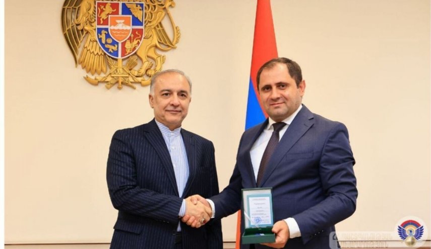 وزارة الدفاع الارمينية تمنح أعلى وسام شرف للسفير الإيراني
