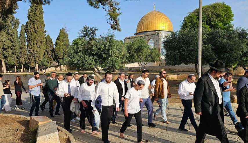 مستوطنون يقتحمون الأقصى ويؤدون طقوسا تلمودية تحت حراسة الاحتلال