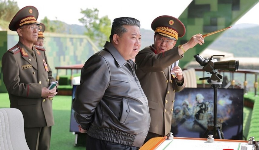 زعيم كوريا الشمالية يشرف على إختبار مُسيّرات هجومية تكتيكية