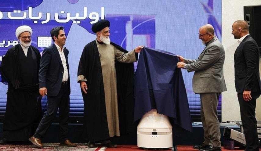 إيران تكشف النقاب عن أول روبوت يعمل محامياً