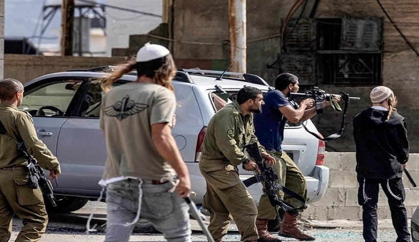 مستوطنون يهاجمون موكب تشييع شهيد فلسطيني في الضفة