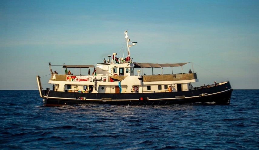 سفينة حربية إسرائيلية تعترض 