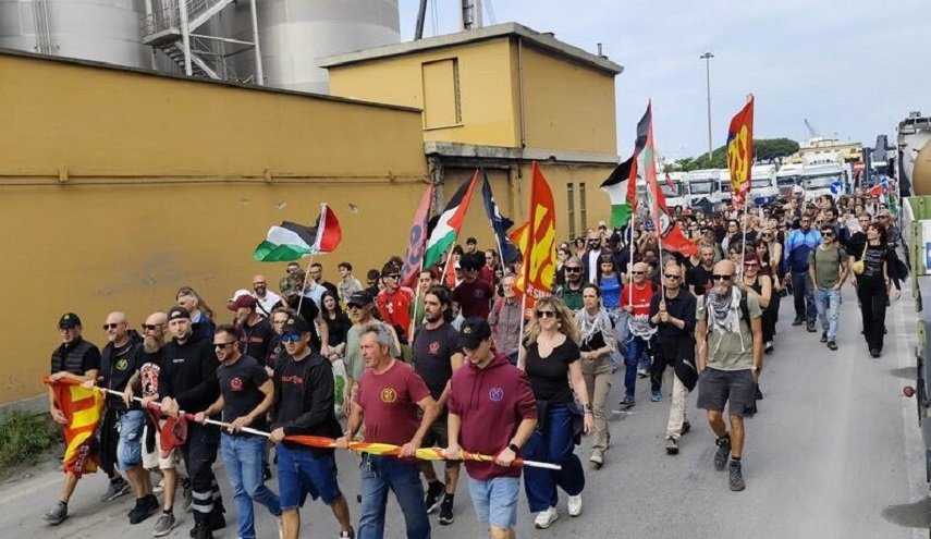 عمال ميناء ليفورنو يطردون سفينة إسرائيلية ويمنعون تفريغ حمولتها