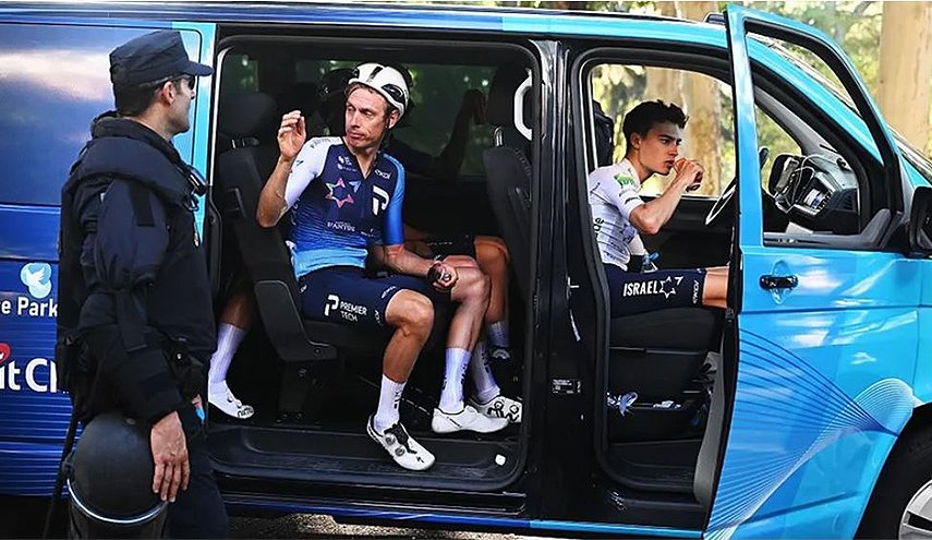 بسبب الاحتجاجات.. فريق دراجات 