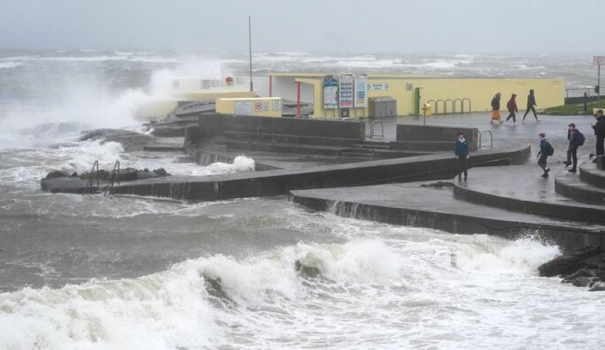 طوفان «امی» زندگی هزاران نفر در انگلیس را فلج کرد + تصویر
