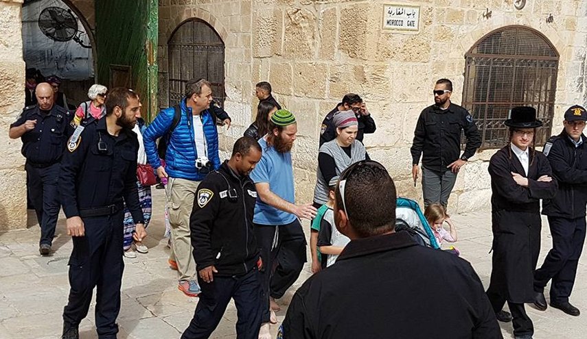 المستوطنون يستبيحون المسجد الاقصى وسط إجراءات عسكرية مشددة